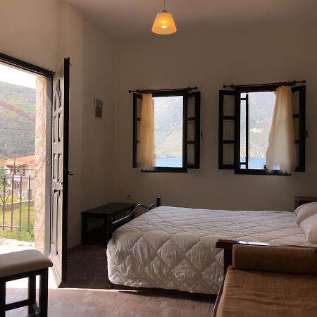 Hotel Castello à Pórto Káyio Extérieur photo